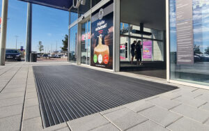 Vstupní rohože na hrubé nečistoty – zakázková výroba i produkty skladem, vhodné pro exteriér i interiér.